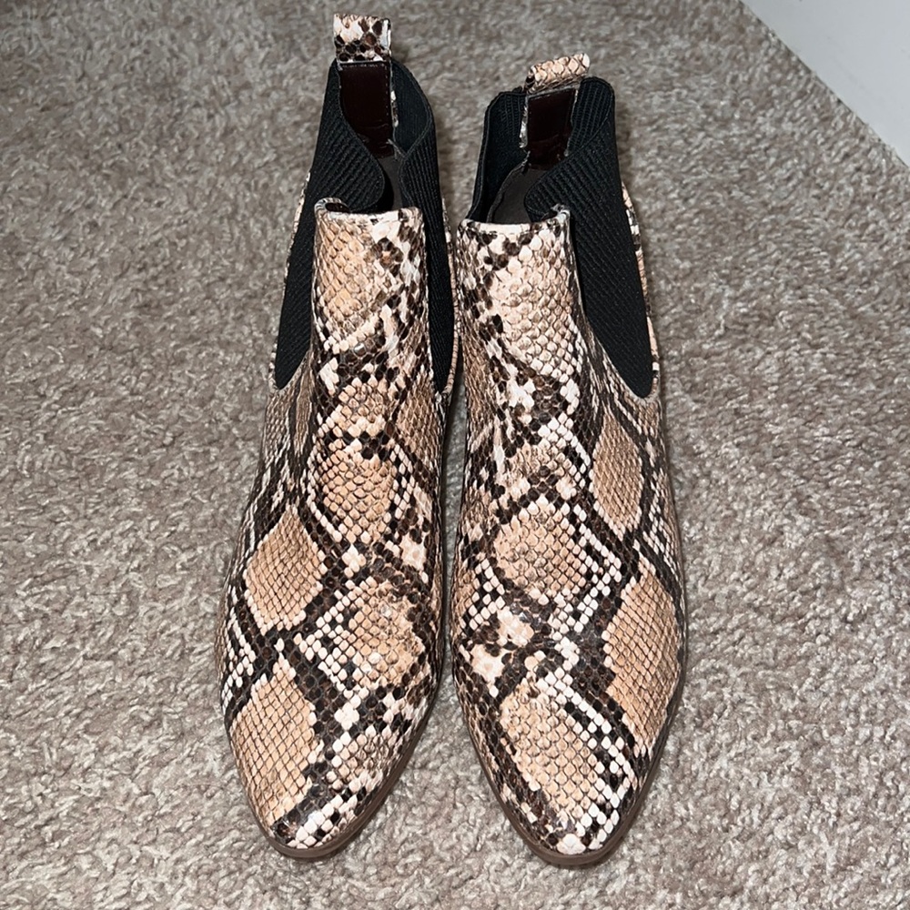 Qupid size 6 western snakeskin booties, very comfy and great condition!